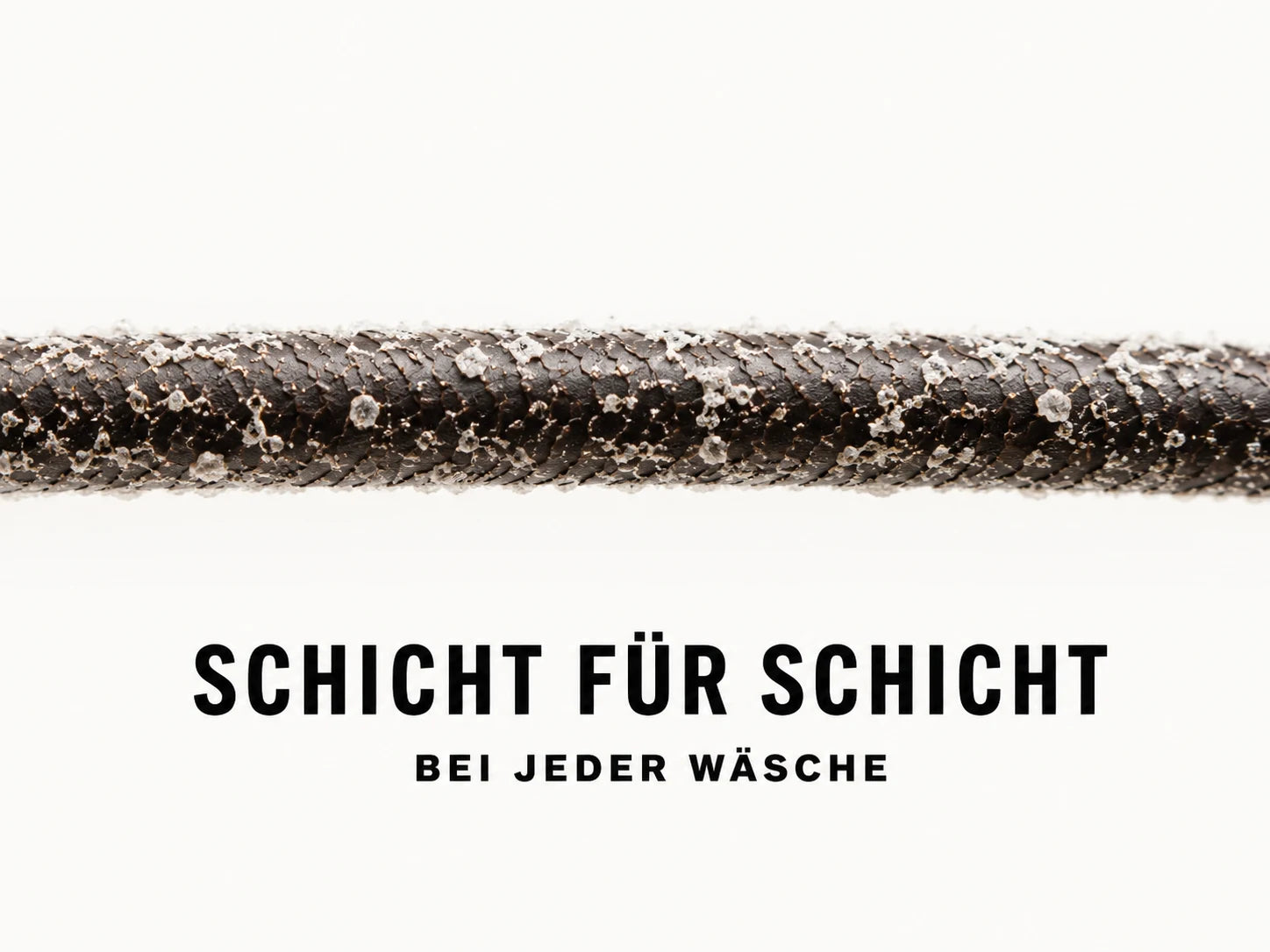 Nahaufnahme eines Haares mit sichtbaren Mineralablagerungen