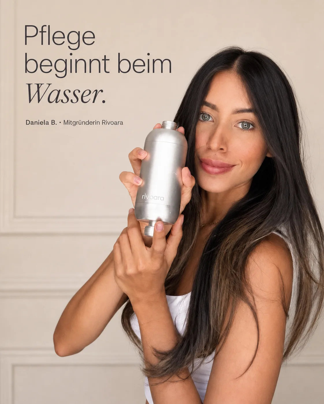 Daniela B., Mitgründerin von Rivoara, hält den Rivoara Duschfilter